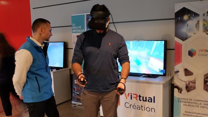 L’atelier de réalité virtuelle sur un chantier proposait de faire la chasse aux risques en lunettes 3D dans une situation professionnelle inconnue du salarié. © C. REIBEL